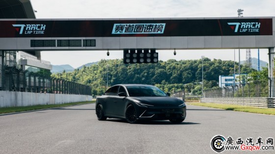 1ǼL7 Snake Performance_.jpg